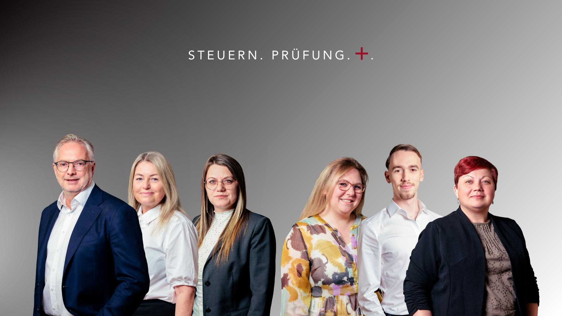 Sechs professionelle Personen in Business-Kleidung vor grauem Hintergrund mit Text Steuern. Prüfung. +.