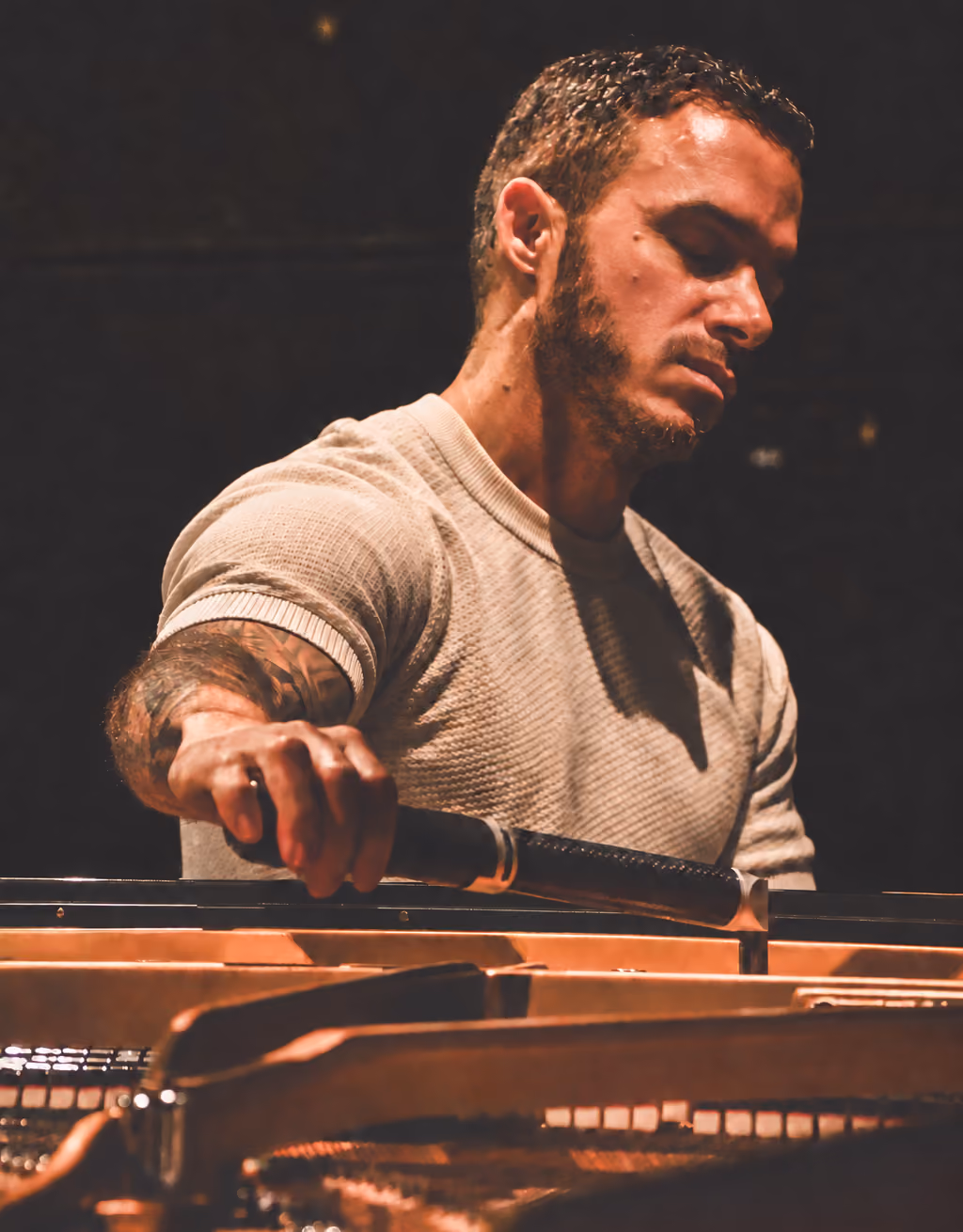 David Magnin à l’accord d’un piano à queue