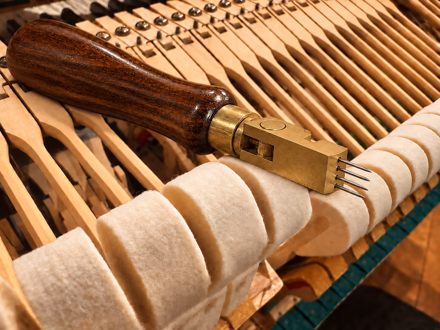Piquage du feutre d’un marteau de piano
