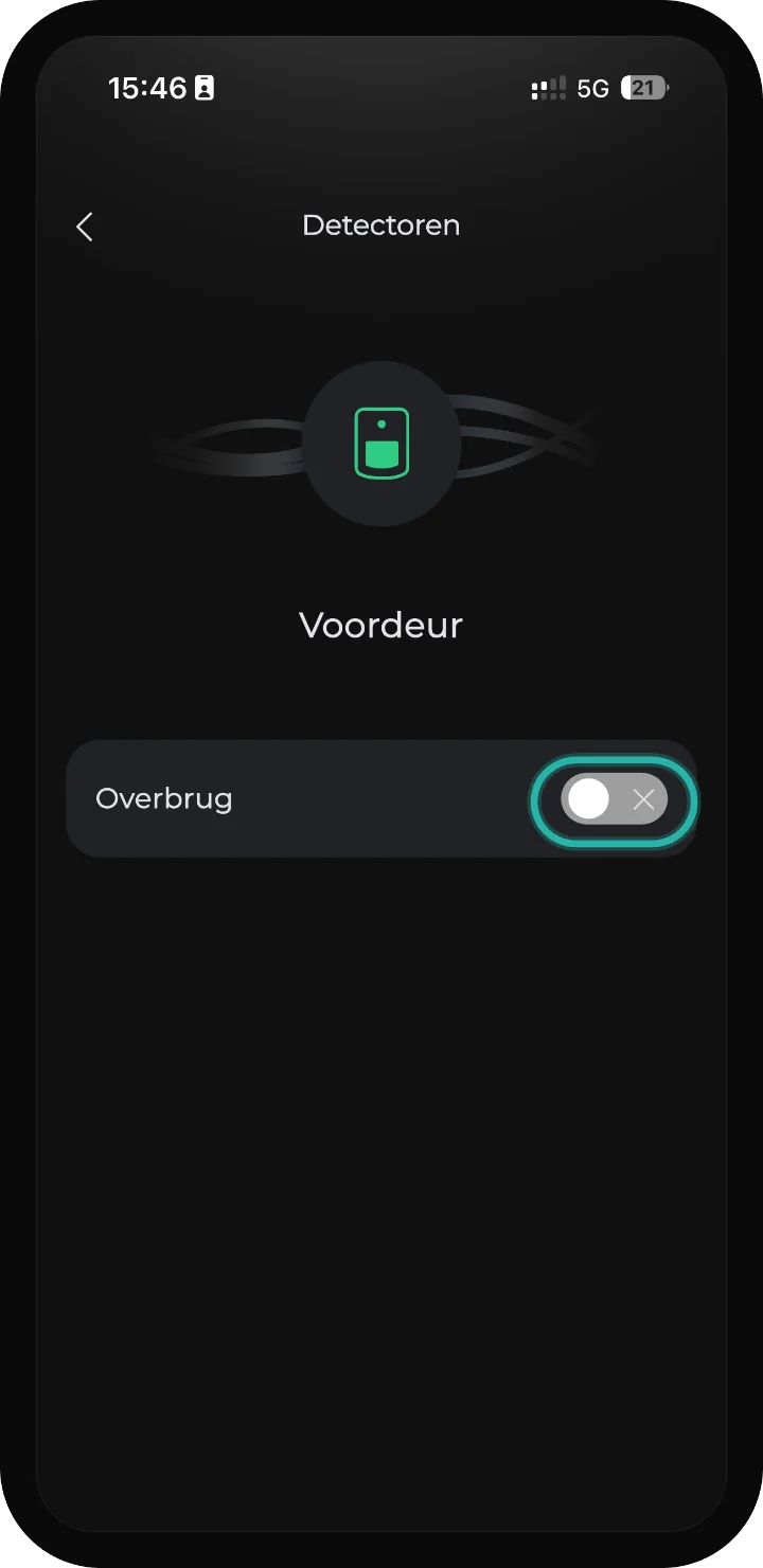 iRISCO-app — detailscherm van detector Voordeur met de schakelaar Overbrug; de schakelaar is gemarkeerd