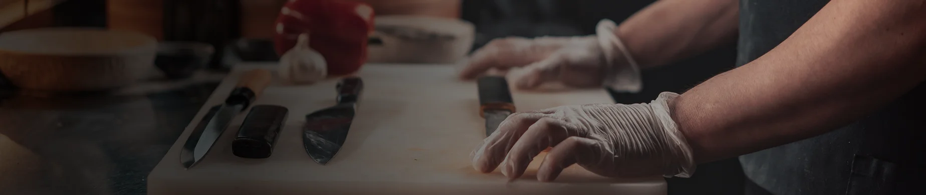 personne préparant un dessert