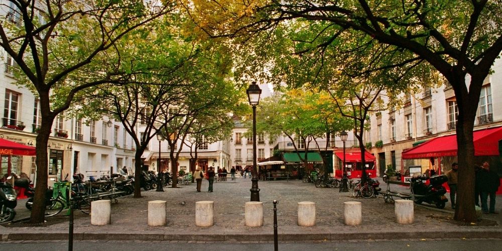photo d'une place du quartier du marais à paris