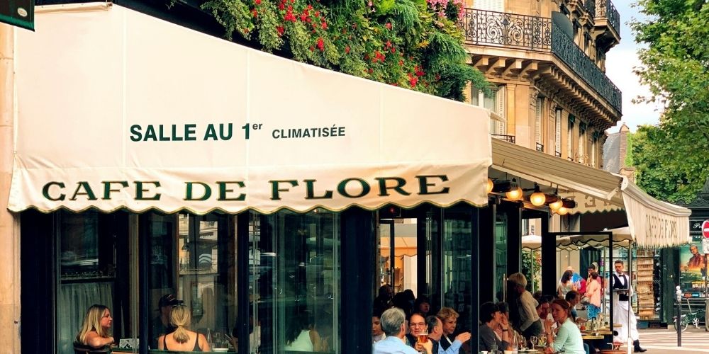 photo du café de flore à saint germain des prés 