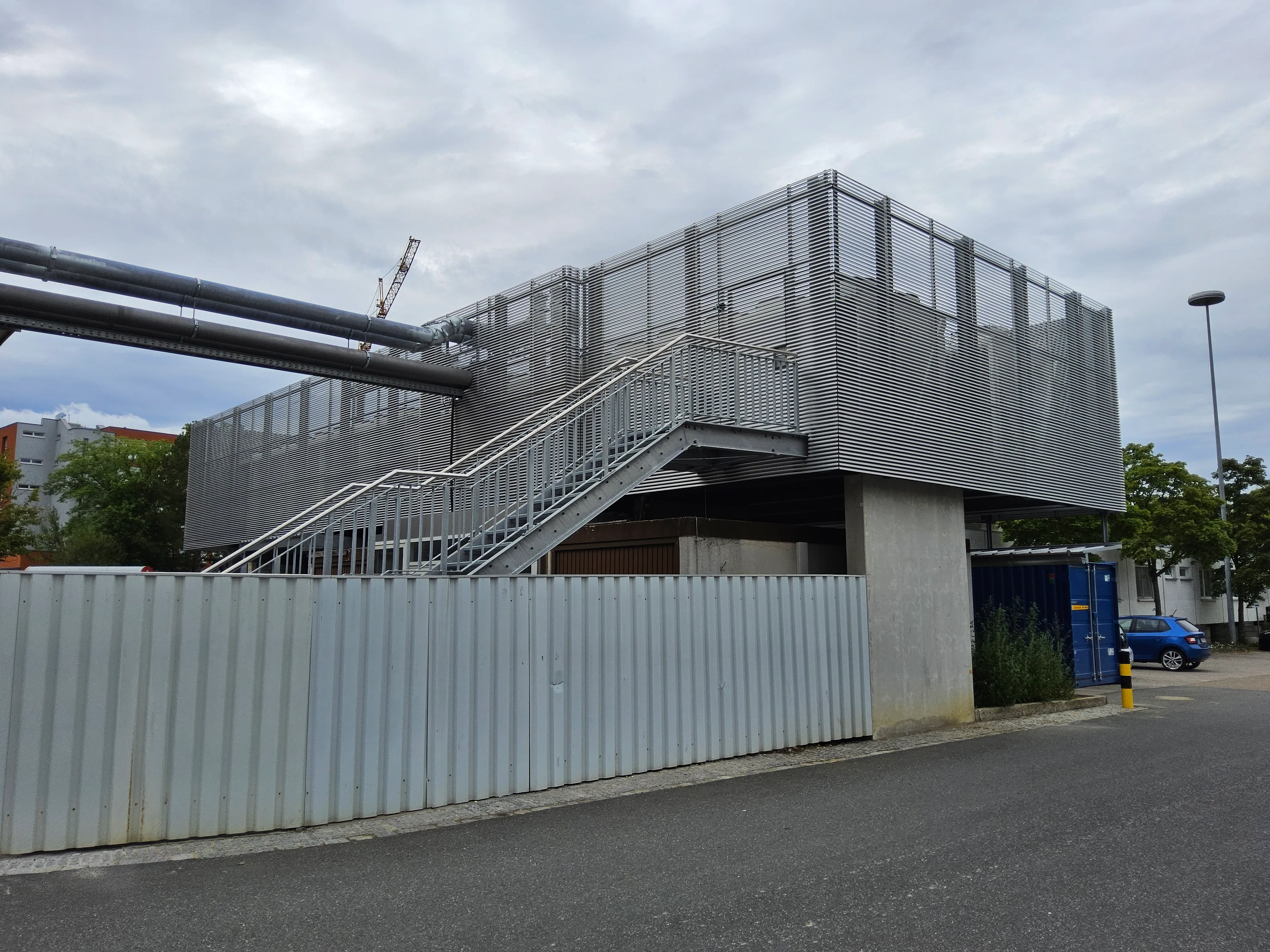Industrieanlage mit Stahltreppe und Streckmetallverkleidung von Metallbau Meier
