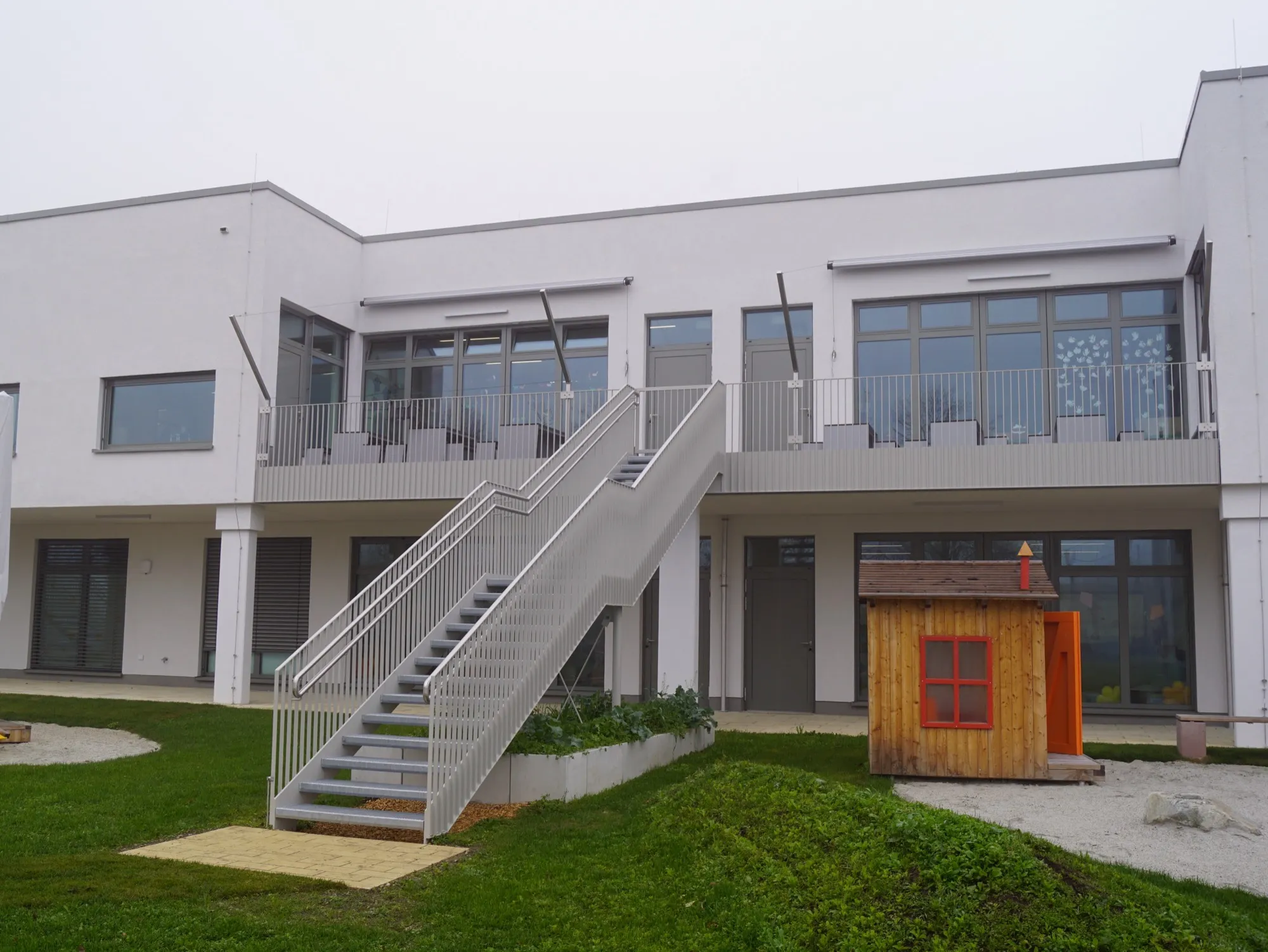 Außentreppe aus Stahl von Metallbau Meier an einem Schulgebäude