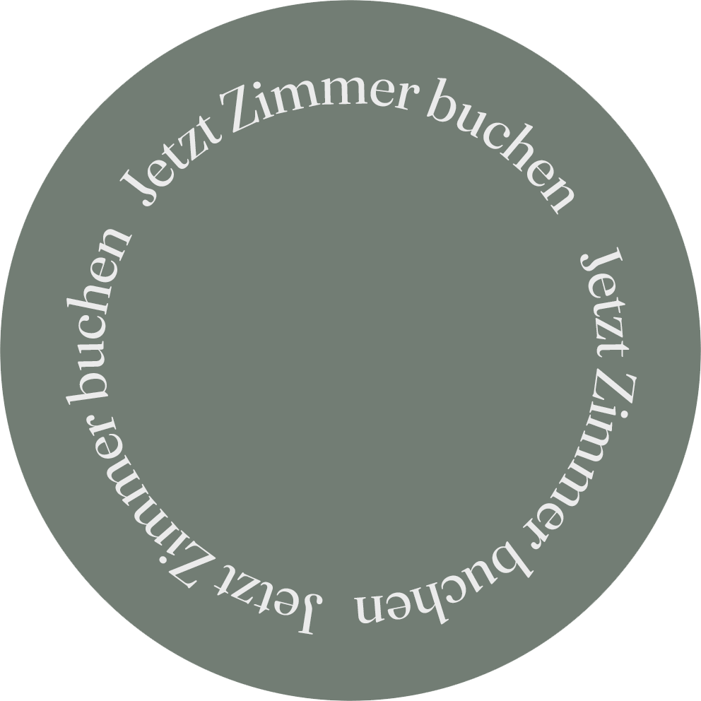 Grüner Kreis mit dem weißen Text Jetzt Zimmer buchen, der im Kreis verläuft.