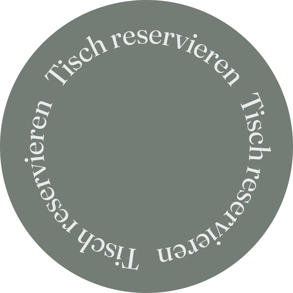 Kreisförmiger Text 'Tisch reservieren' in weiß auf grün-grauem Hintergrund.