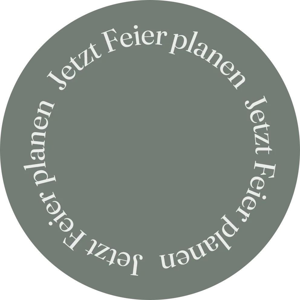 Text in weißer Schrift auf grünlichem Hintergrund: Jetzt Feier planen im Kreis angeordnet.