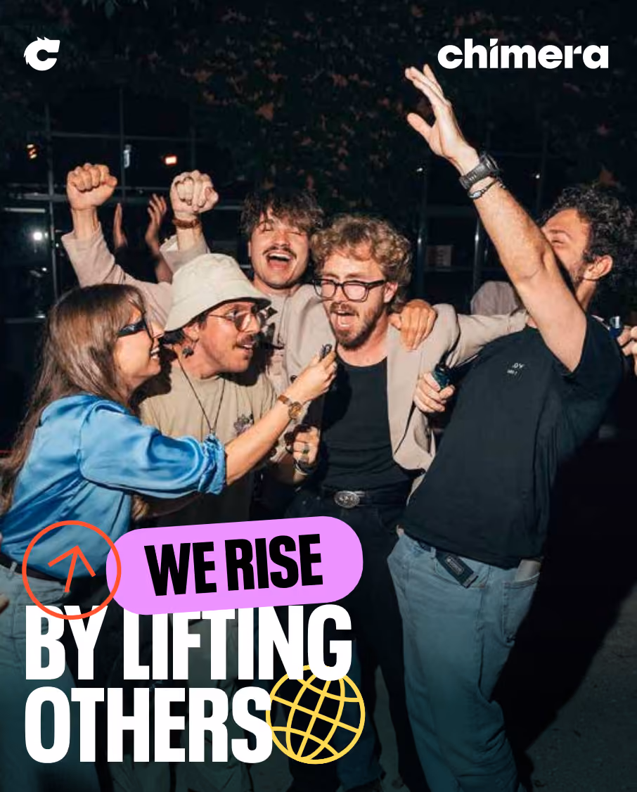 Frame di un contenuto prodotto da Chimera: la folla a un evento con il claim We rise by lifting others