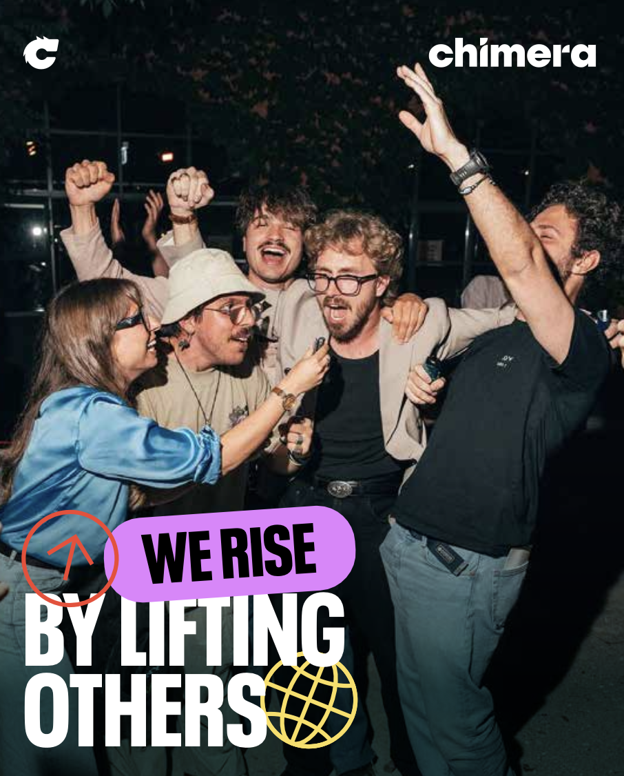 Frame di un contenuto prodotto da Chimera: la folla a un evento con il claim We rise by lifting others