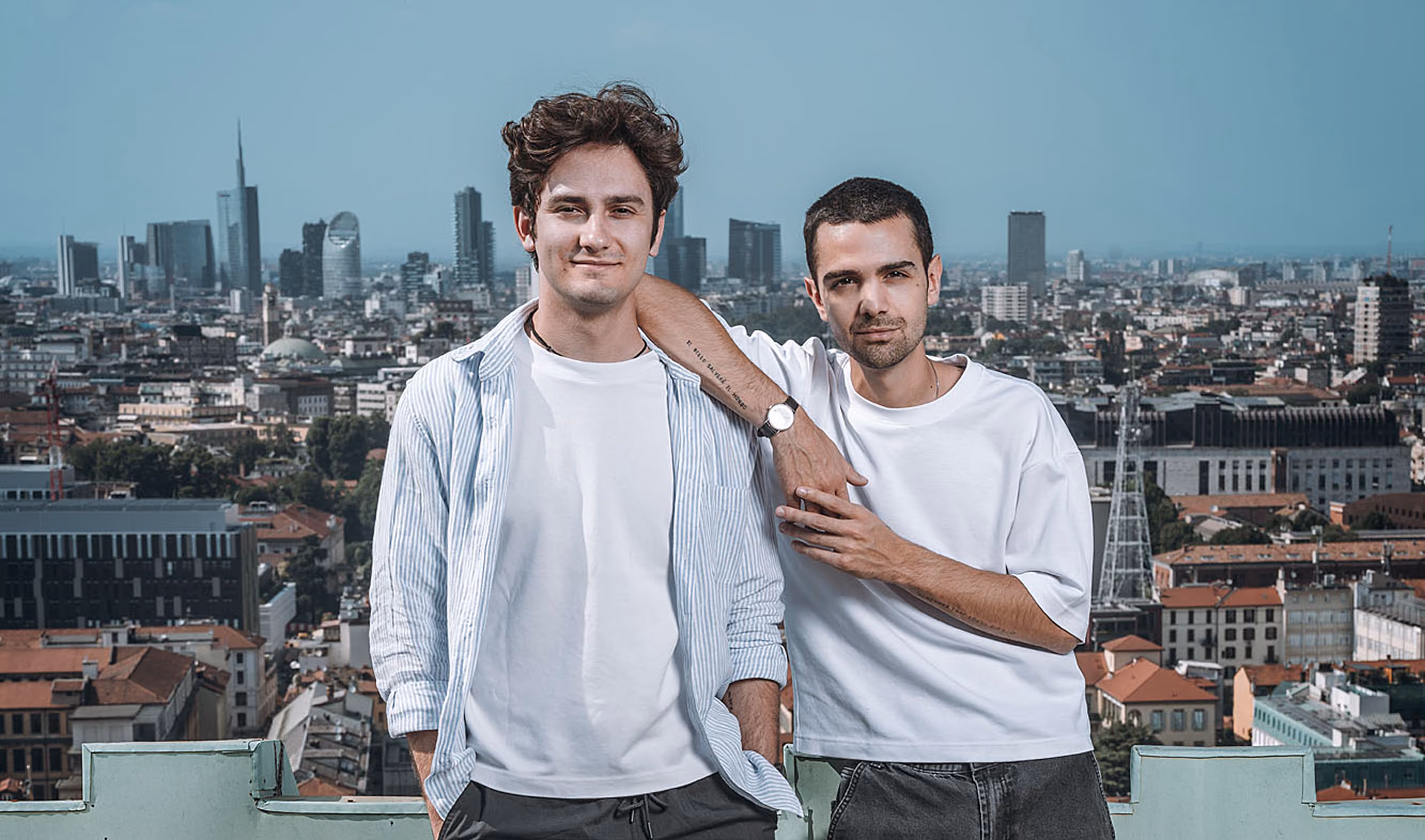 Jeck e Andre, i soci fondatori di Chimera, su una terrazza con lo skyline di Milano alle spalle