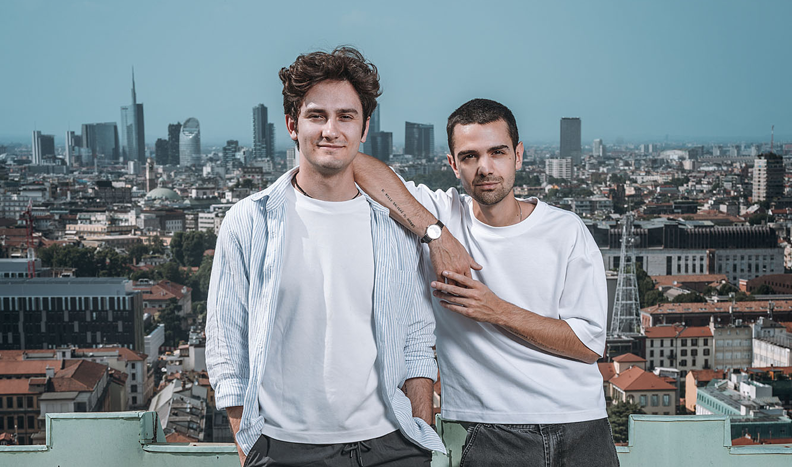 Jeck e Andre, i soci fondatori di Chimera, su una terrazza con lo skyline di Milano alle spalle