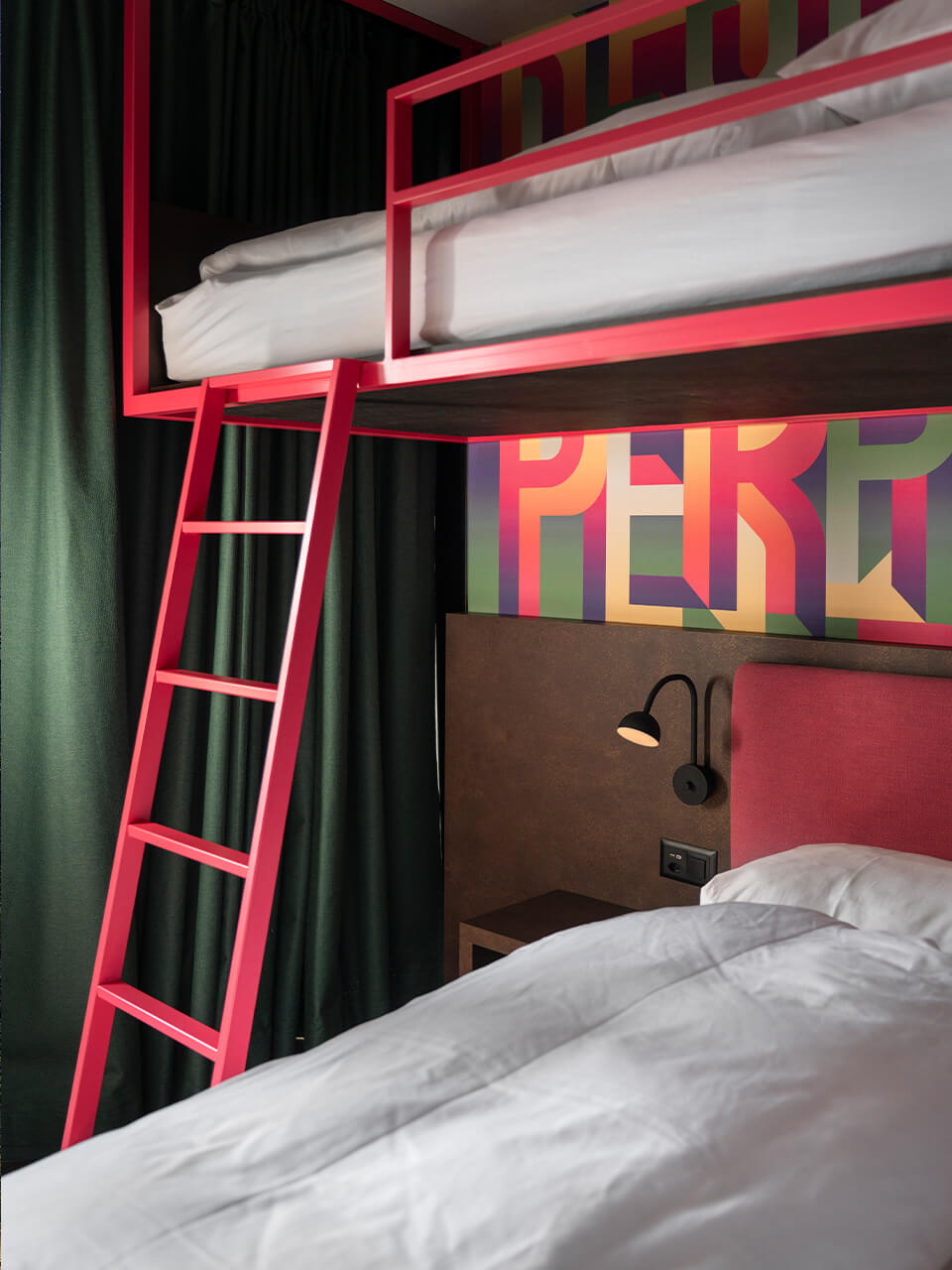 Hotel 6000 Zimmer mit einem roten Hochbett und einer Leiter, darunter ein Bett mit weißer Bettwäsche.