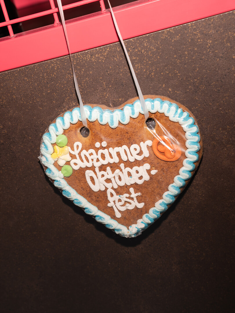 Herzförmiges Lebkuchen mit Weiss und Blau Zuckerguss und Text "Luzärner Oktoberfest".