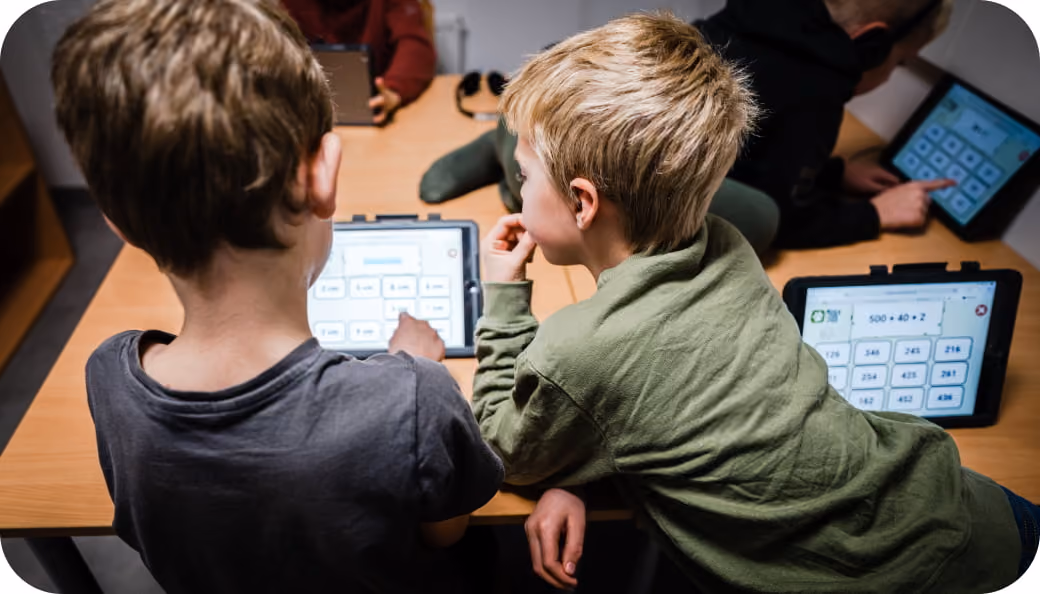 To elever spiller MatteLabb på iPad