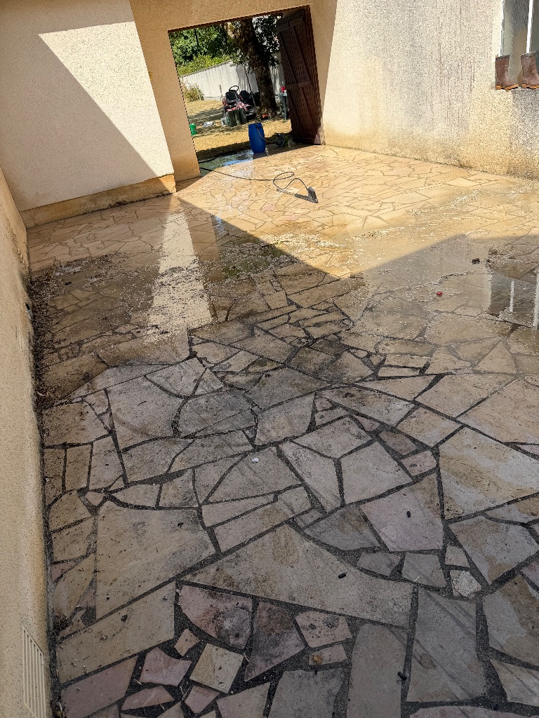 Nettoyage haute pression d'une terrasse en pierres naturelles à Saint-Doulchard