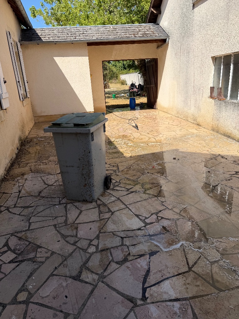 Avant : Nettoyage haute pression d'une terrasse en pierres naturelles à Saint-Doulchard