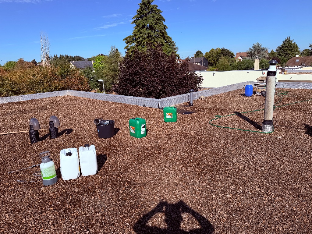Nettoyage et démoussage d'une toiture terrasse gravillonnée à Bourges