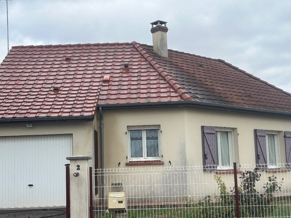 Avant : Nettoyage de toiture en tuiles à Saint-Florent-sur-Cher