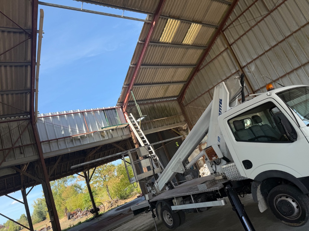 Avant : Réparation de toiture de hangar agricole - Mehun-sur-Yèvre