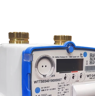 Contador inteligente de gas CZ G4SN NB-IoT de Contazara, con conexiones roscadas de latón en ambos extremos.