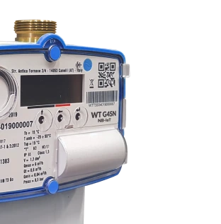 Vista en detalle del contador de gas CZ G4SN NB-IoT mostrando la conexión de entrada y sus indicaciones técnicas.