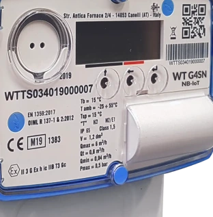 Detalle frontal del contador de gas CZ G4SN NB-IoT con esfera de medición, código QR y marcado de certificación MID.