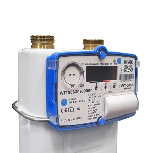 Vista en ángulo del contador de gas CZ G4SN NB-IoT mostrando su cuerpo completo y cableado de conexión.
