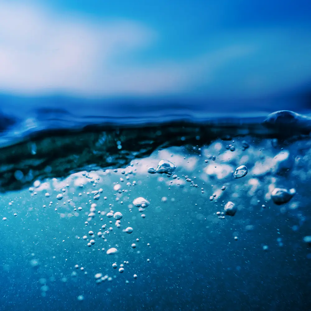 Burbujas de aire bajo la superficie del agua