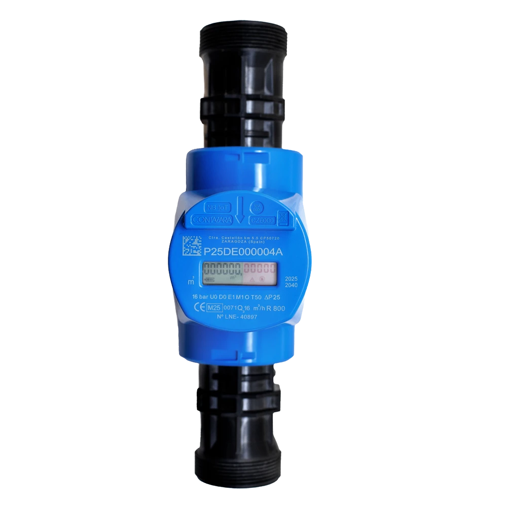 Vista completa frontal del contador ultrasónico de agua CZ6000 y sus conexiones.