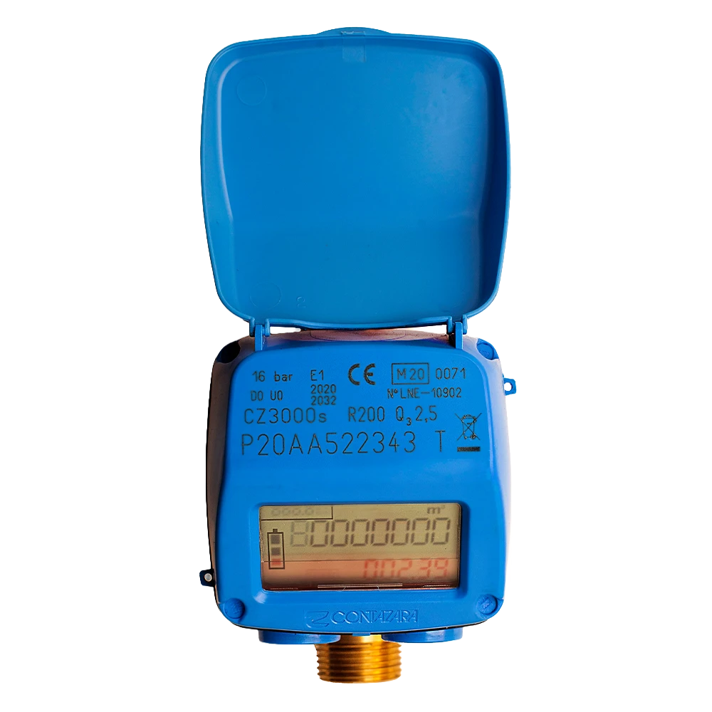 Pantalla digital del contador electrónico CZ3000 mostrando caudal instantáneo y consumo acumulado.