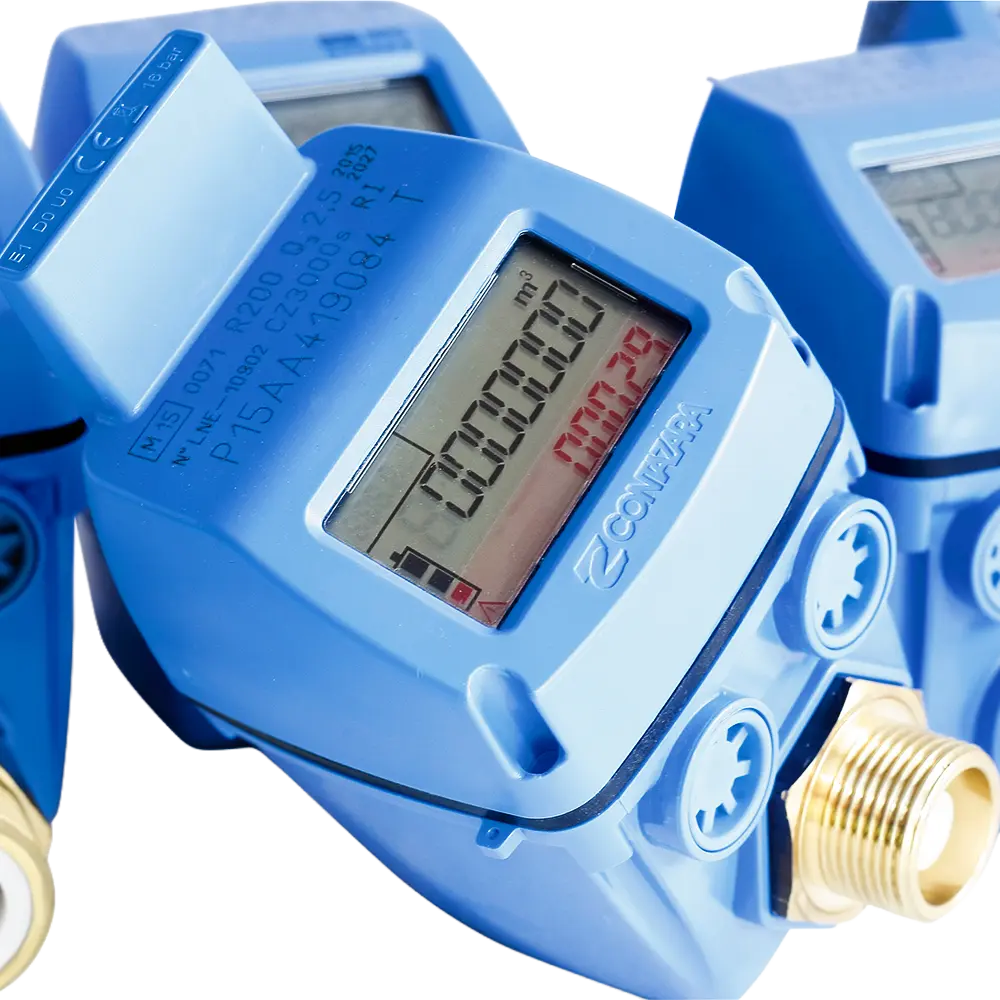 Serie de contadores CZ3000 NB de Contazara en línea, con foco en la pantalla digital de consumo.