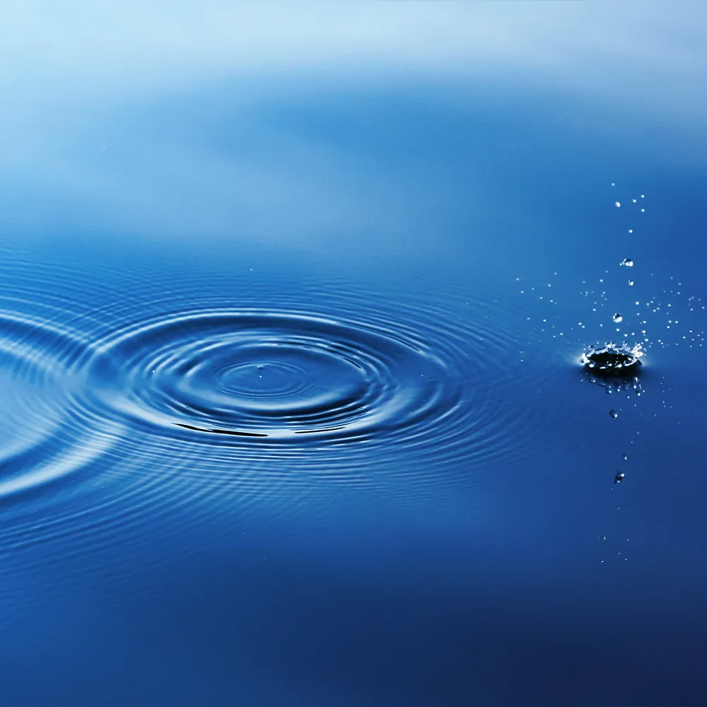Ondas circulares provocadas por gotas sobre el agua