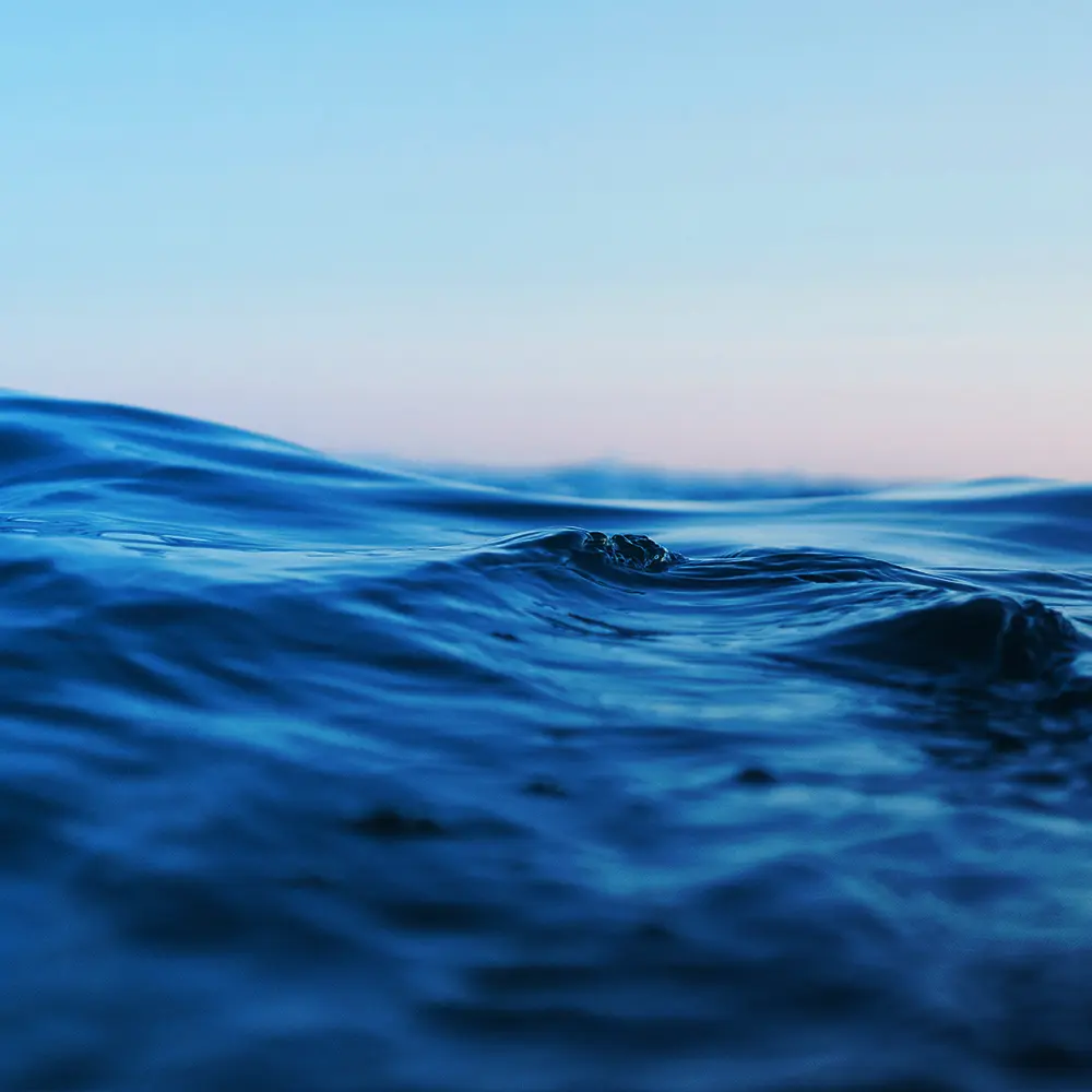 Superficie tranquila del agua con pequeñas ondas