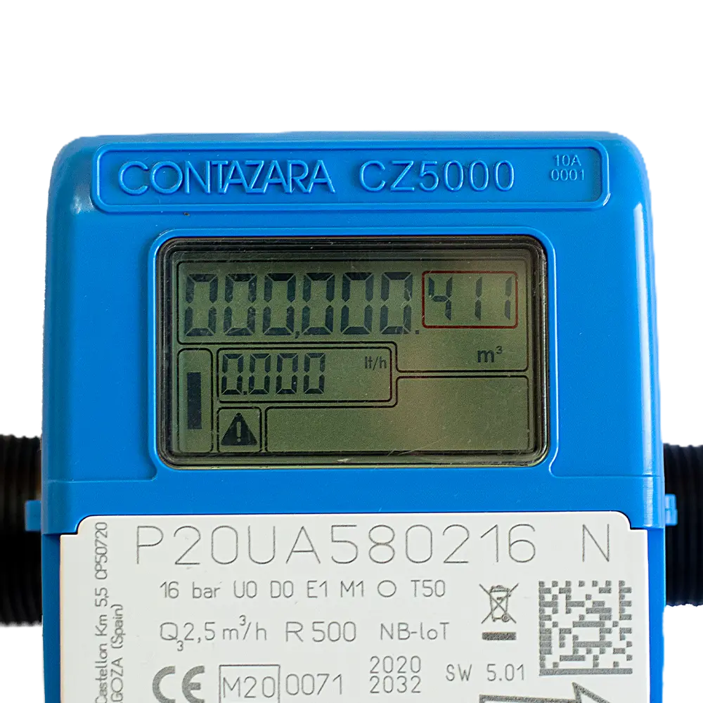 Primer plano de la pantalla digital del contador CZ5000 NB con lectura de consumo y caudal.