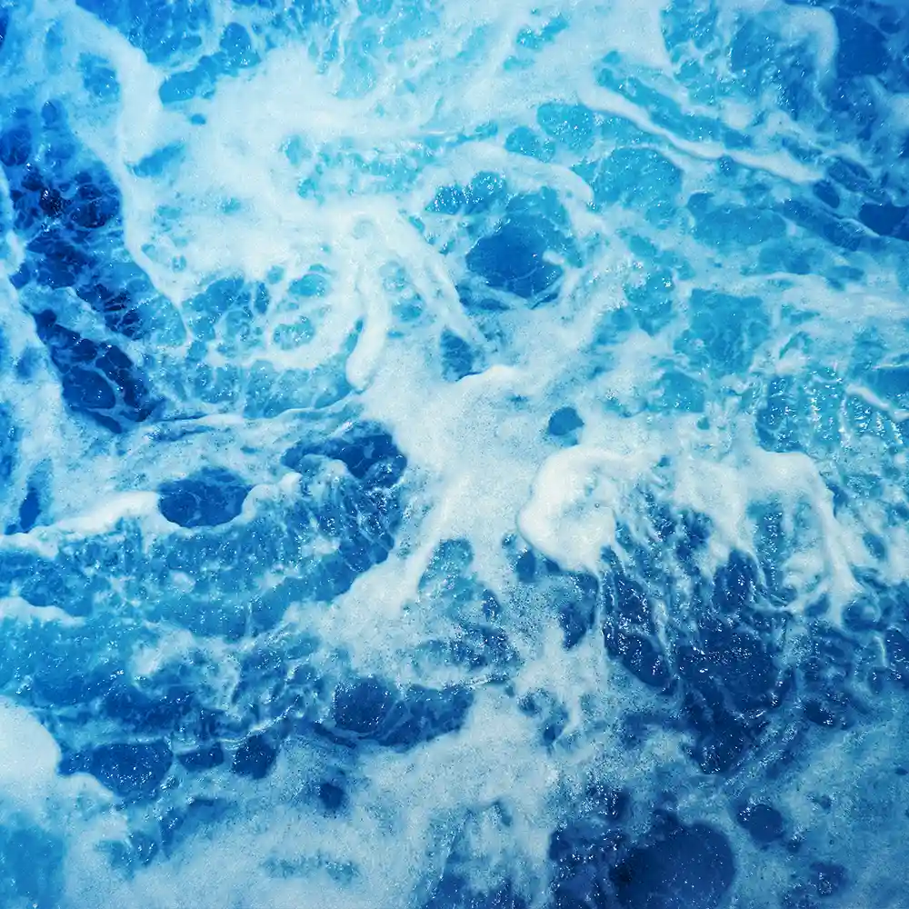 Espuma y movimiento del agua vistos desde arriba