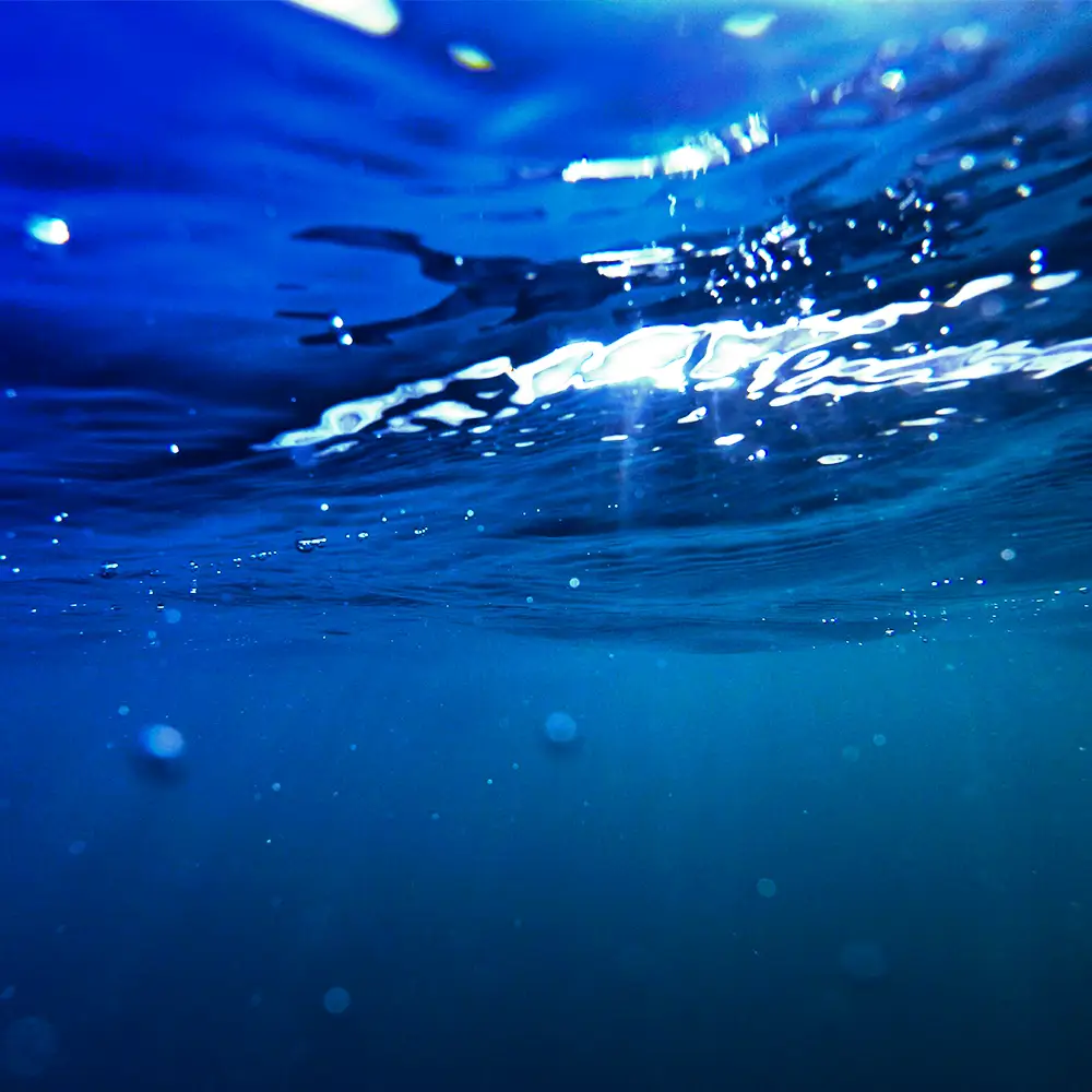 Vista submarina de la superficie del agua en tonos azules