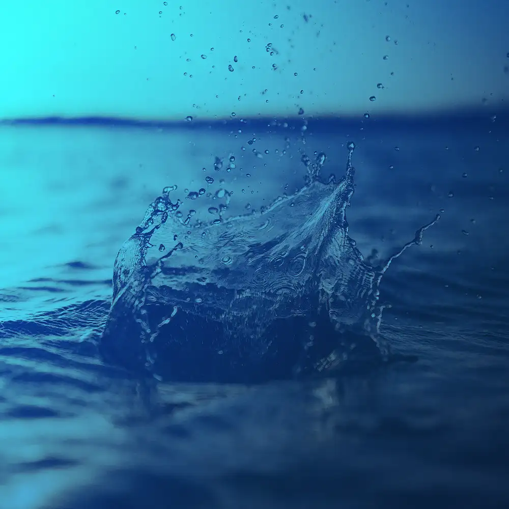 Salpicadura sobre la superficie del agua en tonos azules