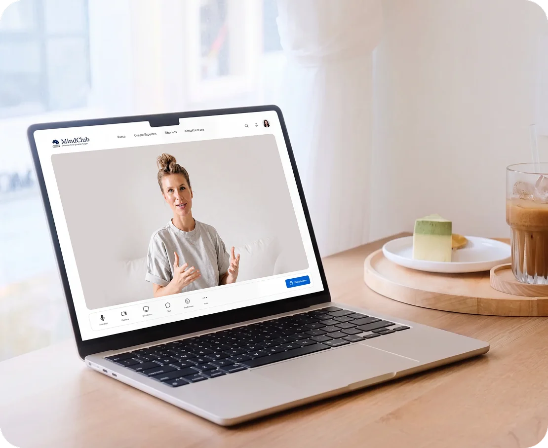 Laptop zeigt eine MindClub-Expertin in einer Online-Kurssitzung