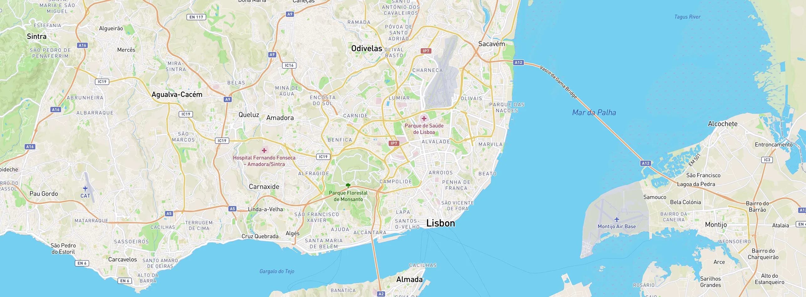 Map showing Lisbon, Almada, Sintra, and surrounding areas with major roads and landmarks.