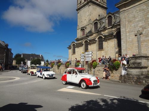 Rassemblement de voitures anciennes à la Saint Christophe dans le bourg de Bignan