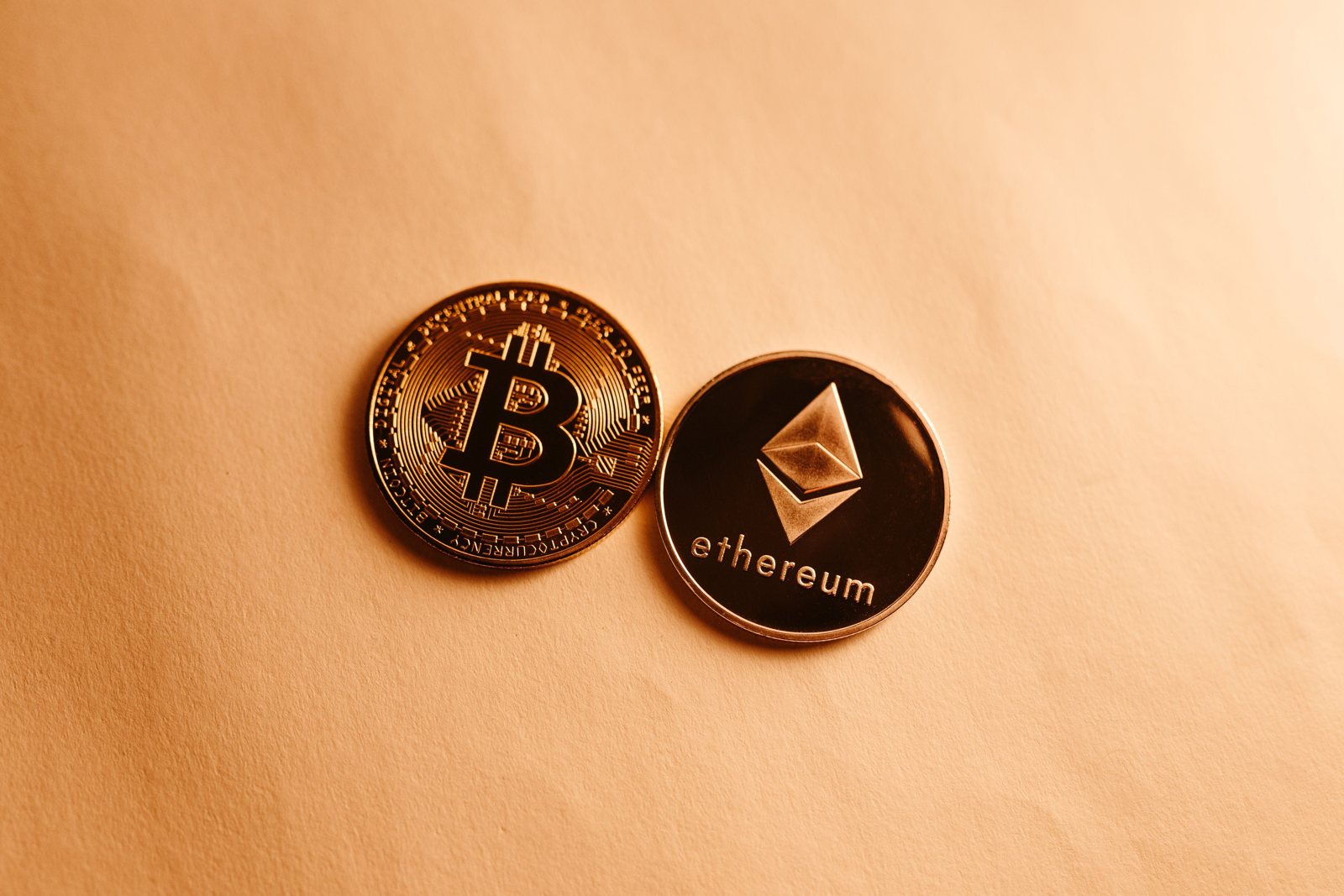 Comparaison entre Bitcoin (BTC) et Ethereum (ETH), les deux principaux crypto-actifs