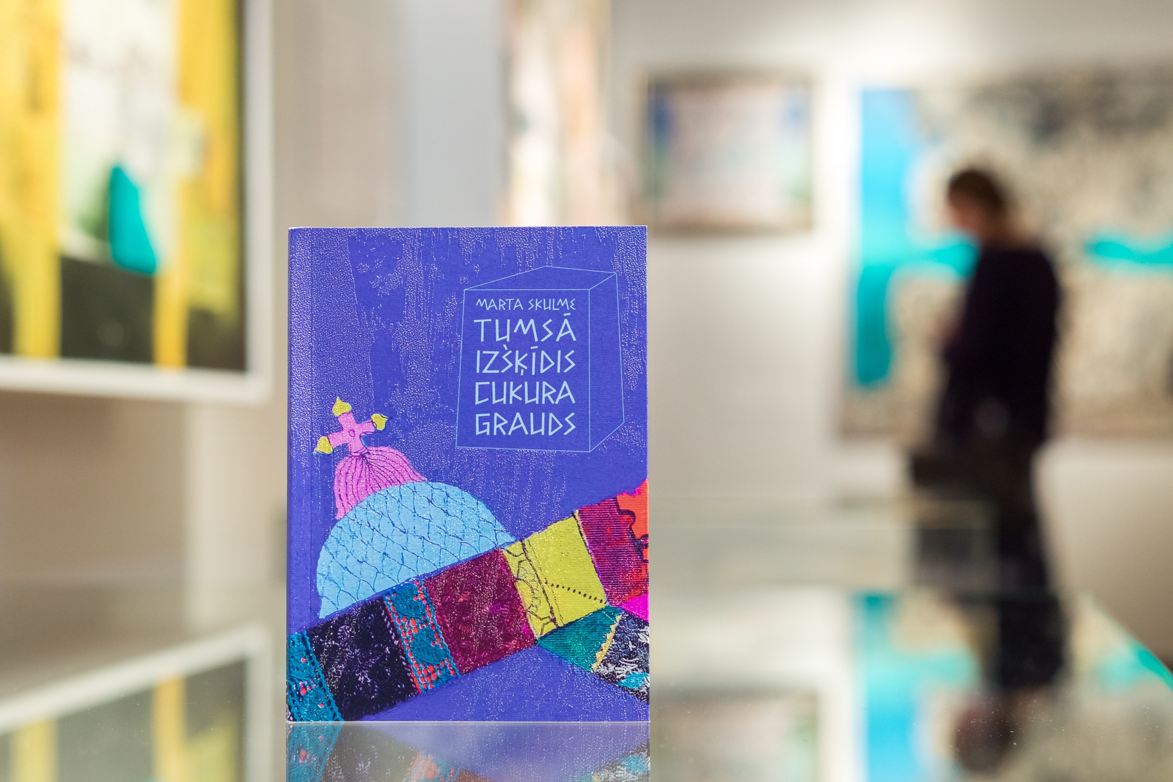 Dzejoļu krājums “Tumsā izšķīdis cukura grauds” izstādes telpā