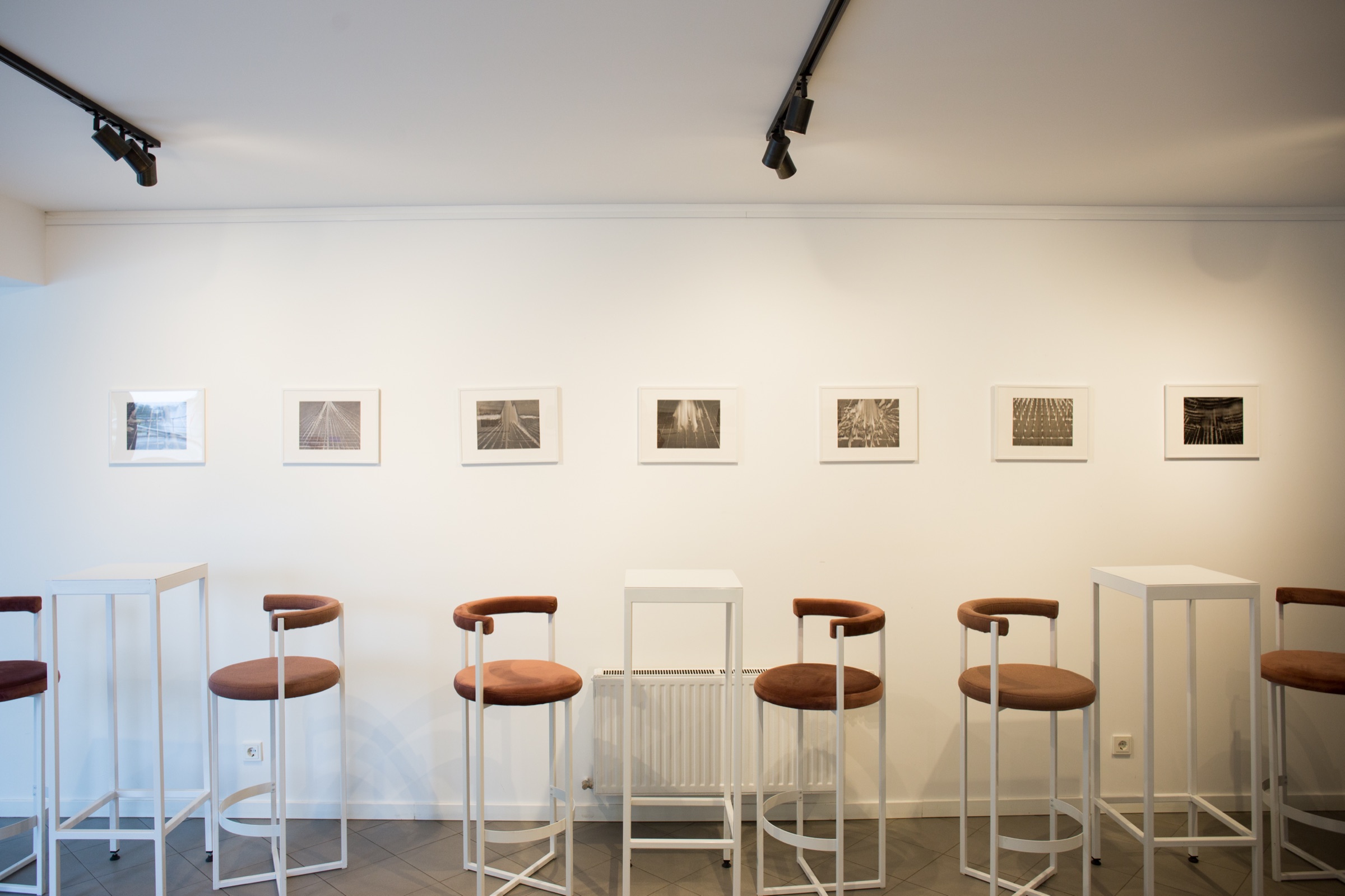 Mazformāta darbi uz galerijas sienas