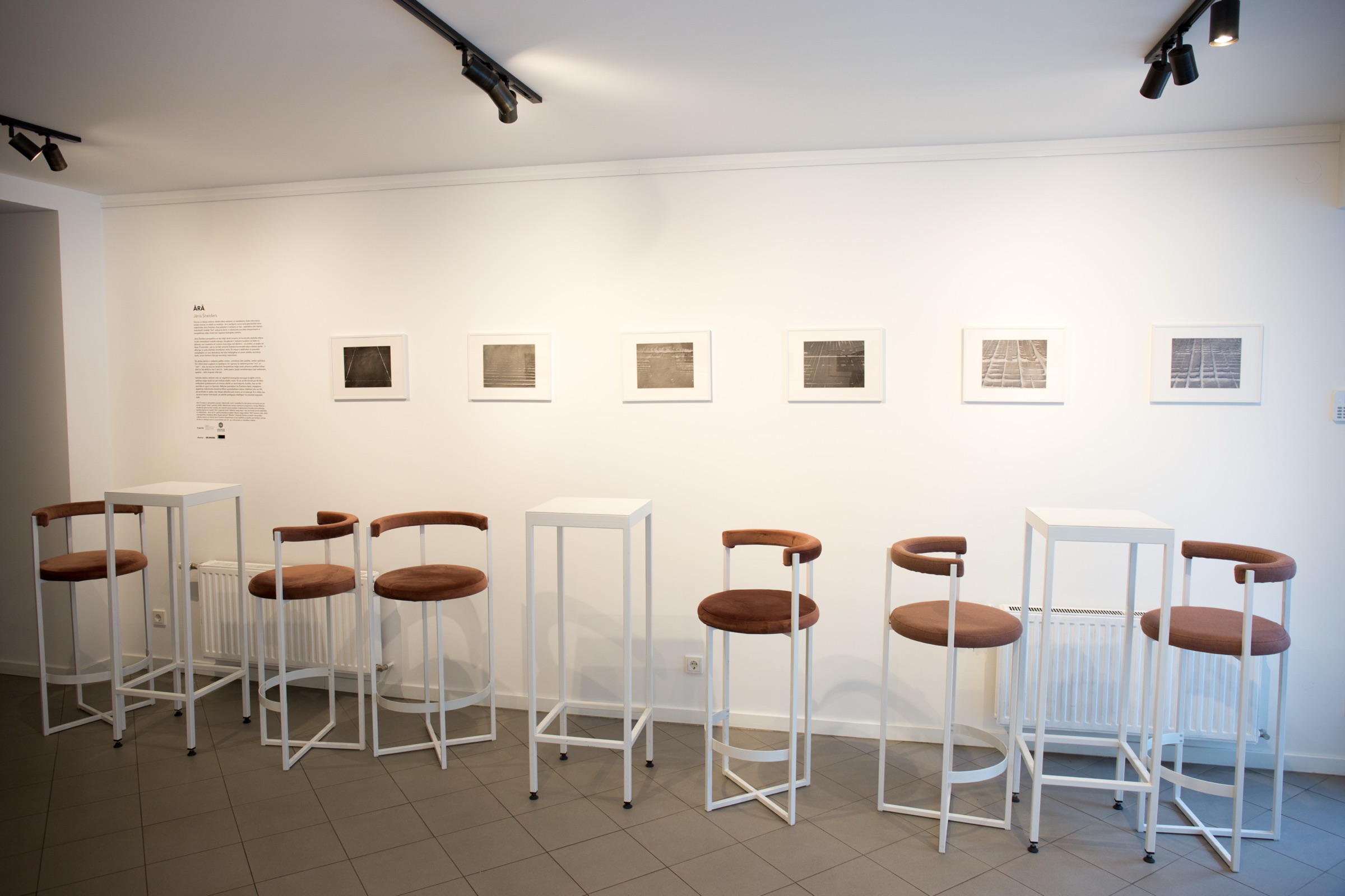 Darbu rinda galerijas sienā
