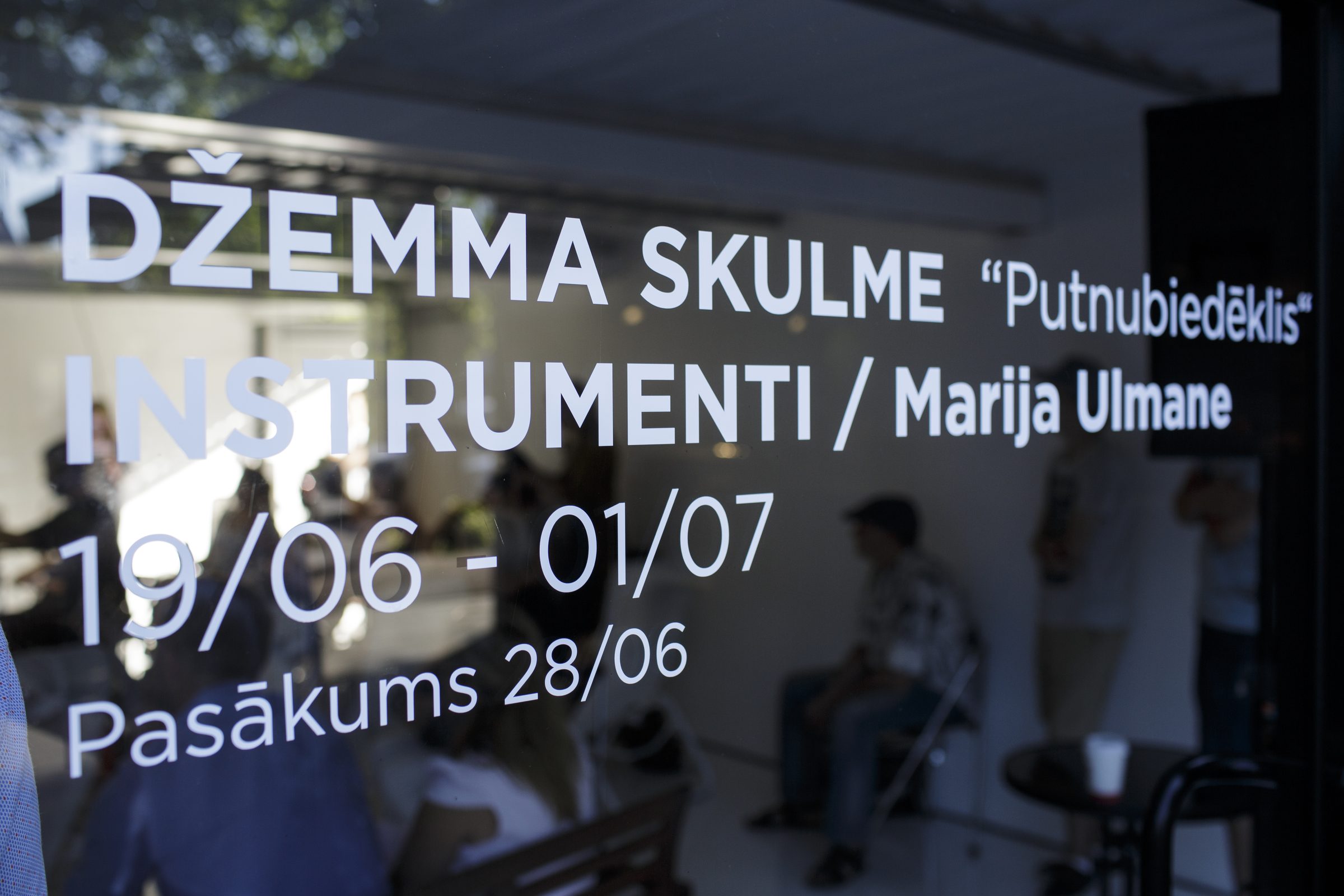 Izstādes nosaukums uz stikla: Džemma Skulme “Putnubiedēklis”