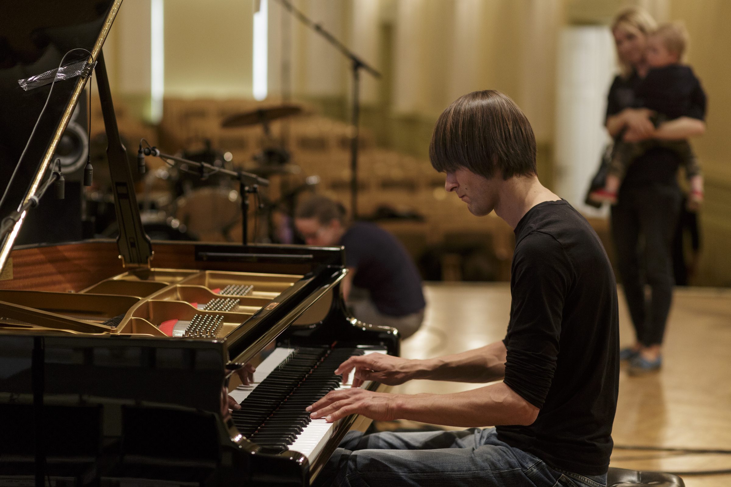 Pianista rokas uz taustiņiem