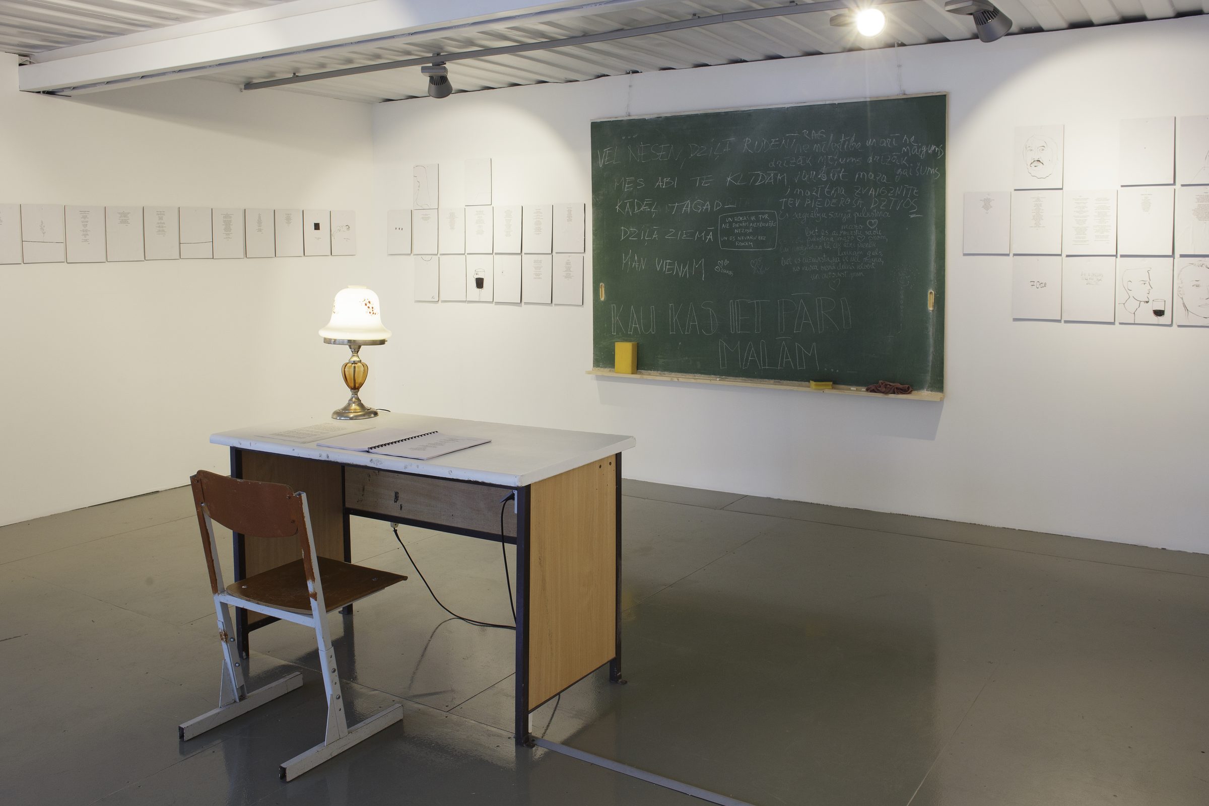 Sols ar galda lampu iepretim zaļajai tāfelei