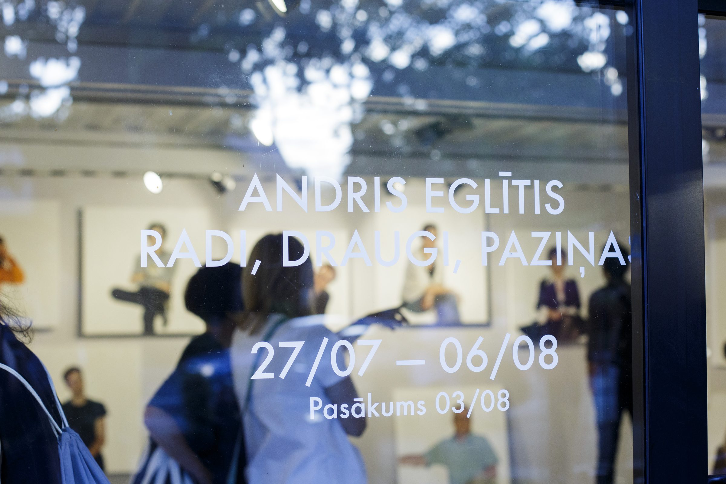 Izstādes nosaukums uz stikla: Andris Eglītis. Radi, draugi, paziņas