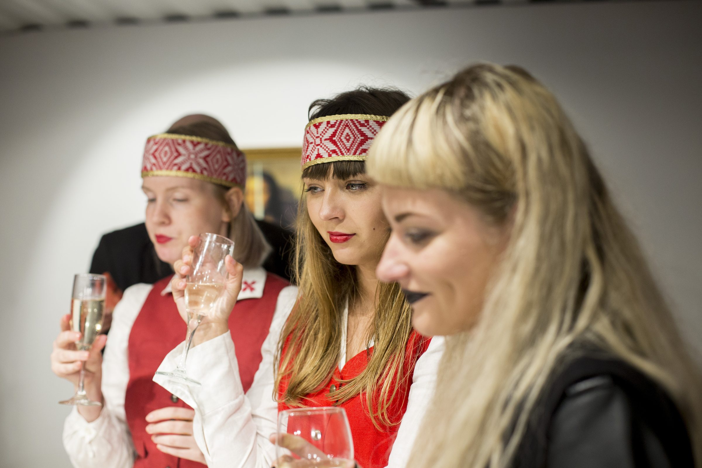 Performances dalībnieces latviešu tautas tērpos
